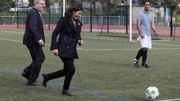 Anne Hidalgo jugando al f&uacute;tbol durante una visita al centro Emile Anthoine. 