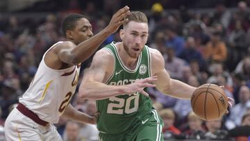 Gordon Hayward, ante Brandon Knight en el partido de Cleveland Cavaliers.