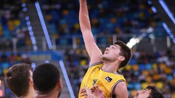 Ben Lammers (c), del Dreamland Gran Canaria, y Pere Tomas (d), del Covirán Granada, durante en el partido de la novena jornada de la Liga Endesa, que ambos equipo han disputado hoy en el Gran Canaria Arena.