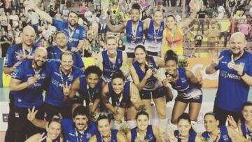 Osasco Voleibol celebra el título de Copa de Brasil con Ángela Leyva.