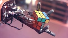 Este robot soluciona un cubo de Rubik con una sola mano