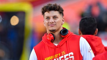 Patrick Mahomes quiere mejorar su juego y por ello le pide consejos a dos de los mejores de la historia: Tom Brady y Aaron Rodgers, con quienes charla frecuentemente.