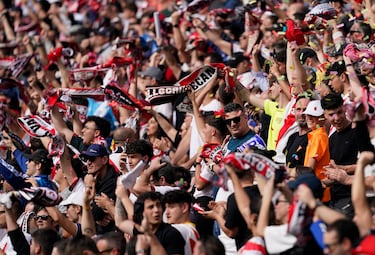 Alegría de los aficionados del Rayo Vallecano tras el empate.