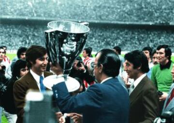 El 1 de junio se cerró la temporada con un partido de homenaje a Gárate. Antes del encuentro, el presidente de la RFEF, Pablo Porta, hizo entrega al capitán rojiblanco del trofeo liguero de la temporada 76/77