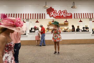  Aficionados a la hípica en el Churchill Downs de Kentucky durante la Kentucky Oaks.