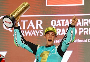 Masiá celebra el título en el podio de Qatar.