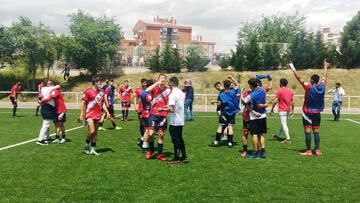 Los jugadores de la AD Torrejón CF celebran su clasificación para las semifinales de la Fase de Ascenso a Segunda División RFEF tras derrotar en la prórroga al Rayo Vallecano B (0-1), en partido disputado en la Ciudad Deportiva