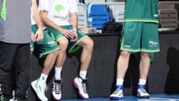 <b>SE ENTRENÓ AYER. </b>Garbajosa conversa con Berni y Jiménez.