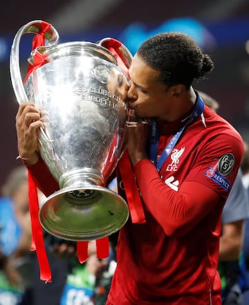 El futbolista del Liverpool quiere ser el primer defensa en llevarse el Premio al Mejor Jugador de la FIFA, tras consagrarse campeón de la pasada UEFA Champions League.