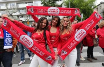 Miles de seguidores del Sevilla han llenado de colorido las calles de la capital polaca a la espera del partido.