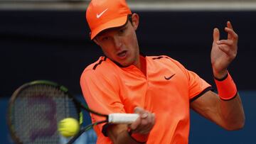 Santiago, 18 de octubre de 2016.
 El Tenista de Chile, Nicolas Jarry, le pega a la bola durante el ATP CHALLENGER TOUR disputado en Santiago. 
 Sergio PI&ntilde;a/Photosport