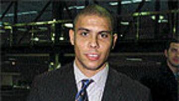 <b>RONALDO MUESTRA SU PORTADA</B>. Nada más aterrizar, los jugadores pudieron leer lo que se había publicado sobre la conquista de la Tercera Intercontinental en Japón.