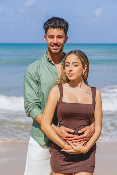 Tienen una relación desde hace un año y medio. Álex tiene 23 años y Ainhoa también y ambos son de Ibiza.