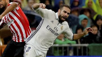 GRA288. MADRID, 23/10/2016.- El lateral del Real Madrid Carvajal (d) pelea un bal&oacute;n con Mikel Rico, del Athletic, durante el partido de Liga en Primera Divisi&oacute;n que est&aacute;n disputando esta noche en el estadio Santiago Bernab&eacute;u, en Madrid. EFE/JuanJo Mart&iacute;n