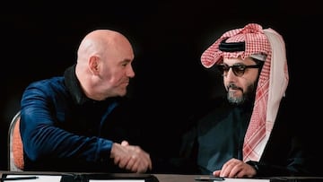 Dana White y Turki Al-Sheikh se dan un apretón de manos tras el acuerdo con TKO.