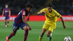 Sergi Cardona pugna por un balón.