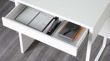 El escritorio Ikea por menos de 50 euros y en dos colores que es ideal para habitaciones pequeñas