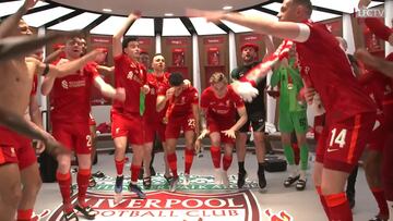 La fiesta en el vestuario del Liverpool tras ganar: no imaginan quién lleva la voz cantante