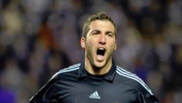 <b>RAMBO HIGUAÍN. </b>El argentino acabó con los debates estériles y forzados firmando un hat-trick que le reivindica más que nunca. Ya lleva 19 goles y sólo le supera Messi...