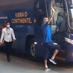 Con Vidal saludando: así fue la salida de la Roja a la práctica