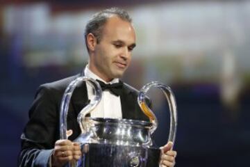 El capitán del Barcelona Andrés Iniesta con el trofeo de la Champions League.