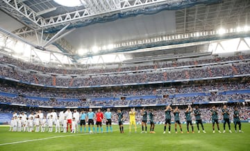 Los jugadores del Real Madrid y del Almería saludan en el centro del campo.