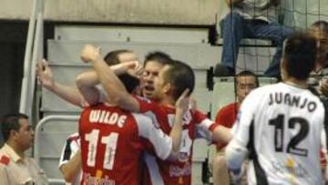 ElPozo celebra un gol ayer.