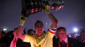 Claudio Bravo criticó los dichos de algunos seleccionados uruguayos. Además, destacó a Charles Aránguiz como el mejor de la Roja en la Copa América.