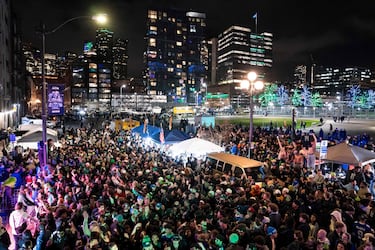 Aficionados de los Seahawks celebran en la ciudad, cerca del Lumen Field, hogar de los Seahawks, el triunfo de su equipo en la final de la Super Bowl LX.