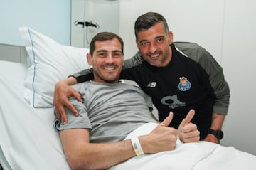 El entrenador Sergio Conceiçao con Iker Casillas.