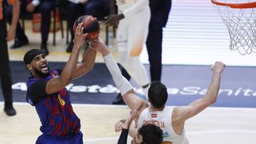 Brandon Davies, en la final de la Liga Endesa, ante Toko Shengelia.