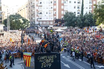 Valencia streets packed as fans celebrate with Copa del Rey winning team