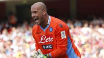 Pepe Reina, durante el amistoso entre el Arsenal y el Nápoles, su nuevo club.