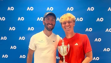 El tenista estadounidense Maxwell Exsted posa con el trofeo de campeón de dobles junior del Open de Australia 2025.