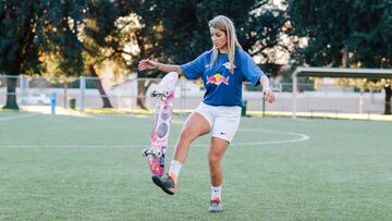 Leticia Bufoni dando toques con su tabla de skate en un campo de fútbol en el nuevo vídeo de Red Bull TV.