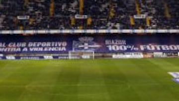 La zona que normalmente ocupan los "Riazor Blues" en el estadio de Riazor, ha sido cubierta con una pancarta, durante el encuentro correspondiente a la jornada catorce de primera división, que disputan esta noche Deportivo de la Coruña y Málaga.