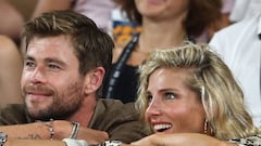 Chris Hemsworth y Elsa Pataky mirando el encuentro entre Roger Federer y Marin Cilic. Enero 28, 2018. Melbourne, Australia.