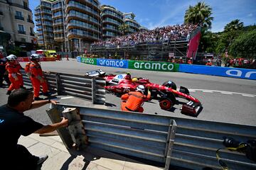 Los operarios del circuito del Gran Premio de Mónaco retiran el Ferrari del piloto británico, Lewis Hamilton, tras el accidente sufrido en los entrenamientos libres del Gran Premio de Mónaco de Fórmula 1.