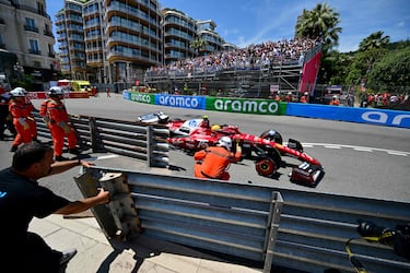 Los operarios del circuito del Gran Premio de Mónaco retiran el Ferrari del piloto británico, Lewis Hamilton, tras el accidente sufrido en los entrenamientos libres del Gran Premio de Mónaco de Fórmula 1.