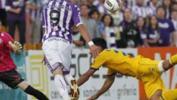 Javi Guerra en el momento de marcar el gol de la victoria.
