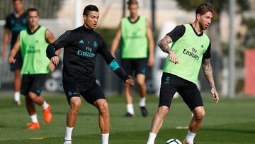 Cristiano y Sergio Ramos durante en entrenamiento de hoy.