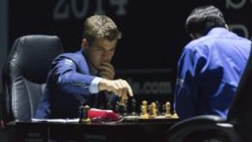 Magnus Carlsen en un momento de comer una ficha blanca de Anad.