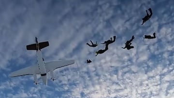 Un avión cayendo en picado junto a 8 paracaidistas y el cielo con nubes en Sudáfrica.