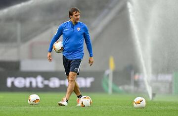 Sevilla's Spanish coach Julen Lopetegui attends a training session on the eve of the UEFA Europa League final football match Sevilla vs Inter Milan on August 20, 2020 in Cologne, western Germany.