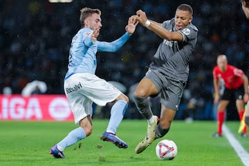 El delantero francés protagonizó varios mano a mano ante el ex jugador del Barcelona, siendo Mbappé quien sacó la mejor parte, pues más adelante anotaría el primer gol del encuentro. 

 EFE/Lavandeira
