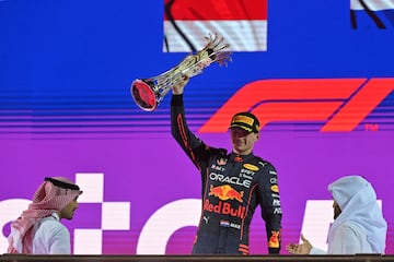 El piloto holandés de Red Bull, Max Verstappen, levanta su trofeo de primer lugar en el podio después del Gran Premio de Fórmula Uno de Arabia Saudita