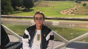 Armand Duplantis posa en un campo de golf.