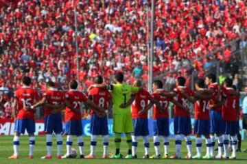 Futbol, Chile vs Colombia
Eliminatorias para Brasil 2014.
El equipo de la seleccion chilena se abraza por un minuto de silencio antes del partido clasificatorio al mundial de Brasil 2014 frente a Colombia disputado en el estadio Monumental en Santiago, Chile.