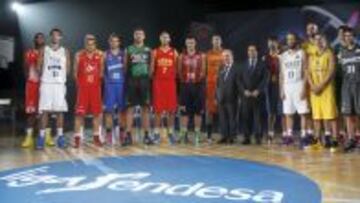 DIECIOCHO CLUBES. Jugadores de los equipos de la Liga Endesa en la presentación de esta temporada a finales de septiembre. ¿Será la última con este sistema de competición?