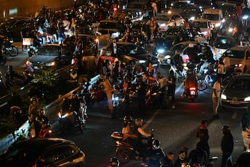 Aficionados y conductores del Paris Saint-Germain (PSG) se detienen en la carretera, entre Porte Maillot y Porte Champerret, en París, durante las celebraciones tras su victoria por 5-0 en la final de la UEFA Champions League.